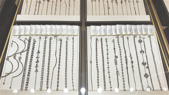 江門各大金店內(nèi)，鉑金白銀產(chǎn)品樣式多樣。