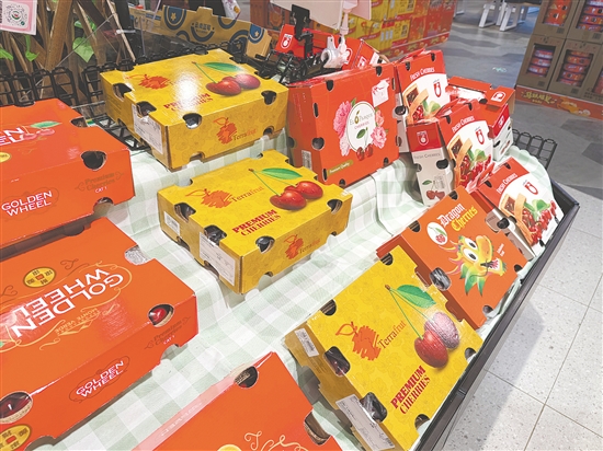 車?yán)遄颖粩[在顯眼位置吸引顧客。