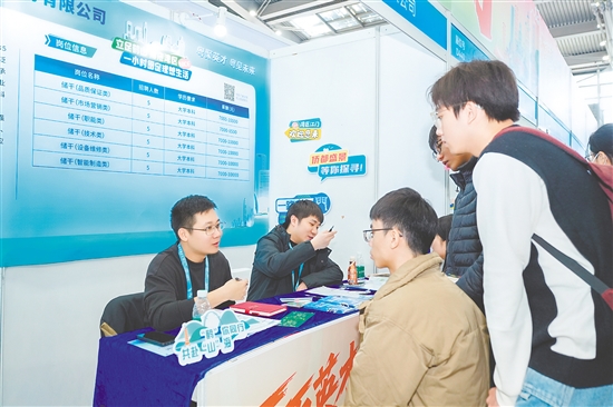 鶴山市人力資源和社會(huì)保障局組織本土重點(diǎn)企業(yè)參加“百萬(wàn)英才匯南粵”大型綜合招聘會(huì)。