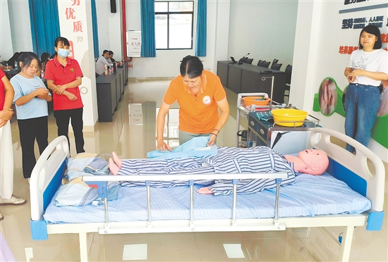 鶴山市人力資源和社會(huì)保障局大力推進(jìn)“南粵家政”“粵菜師傅”“廣東技工”工程，多渠道提升群眾職業(yè)技能水平。