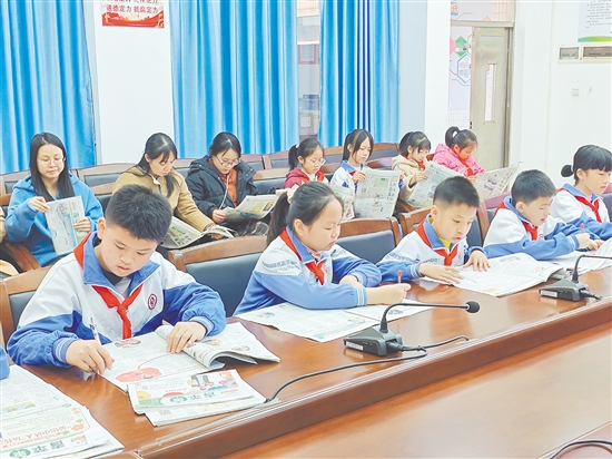 活動現(xiàn)場，學生們拿到《青蘋果》便津津有味地讀起來。