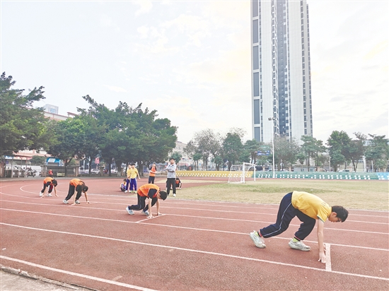 共和鎮(zhèn)中心小學組建田徑隊，為學生搭建專業(yè)的體育鍛煉和競技展示平臺。