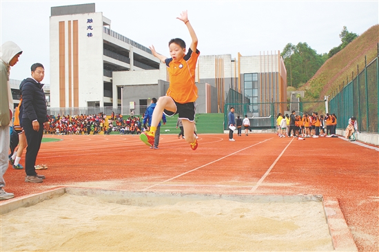該校積極營造良好的體育氛圍，組織學生參加校外比賽。