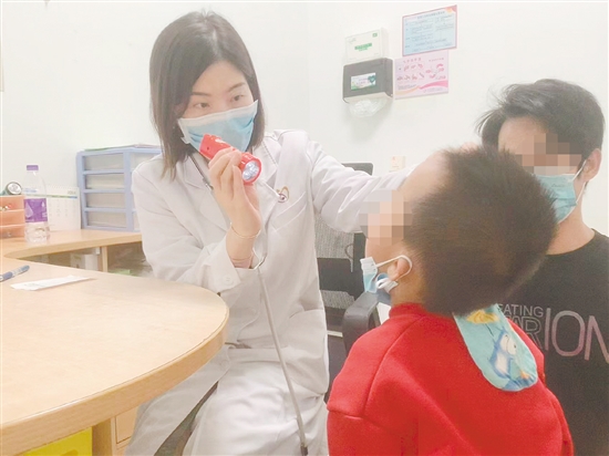 反復(fù)高燒、喉嚨痛、脖子腫是“親吻病”的典型癥狀。