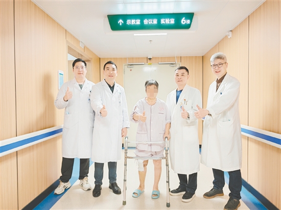 患者對(duì)治療效果滿意，為手術(shù)團(tuán)隊(duì)點(diǎn)贊。