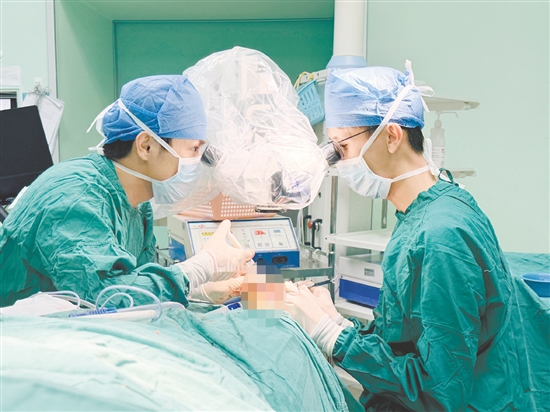 醫(yī)生為患者進(jìn)行手術(shù)。