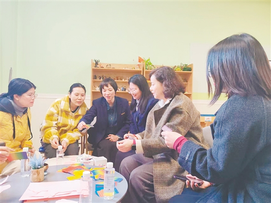 沙龍現場，家長們正在互動。