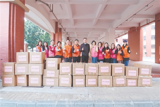 本次捐贈籌措到衣服25箱共996件，圖書1箱共198本。