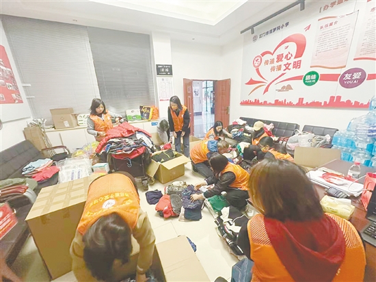 家長義工們正在加班加點打包衣物。