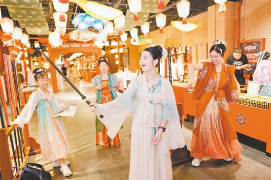 在西安追憶古都研學(xué)營“劇本殺”活動中，營員們扮演不同角色。