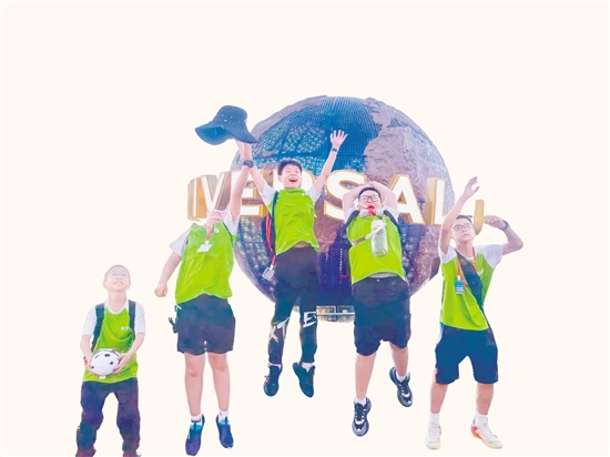 北京研學(xué)營中，營員們在北京環(huán)球影城快樂合影。