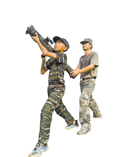 營員在教官指導(dǎo)下體驗(yàn)火箭筒射擊。