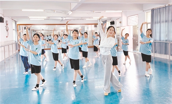 金山中學(xué)的學(xué)生們在進(jìn)行美育學(xué)習(xí)。