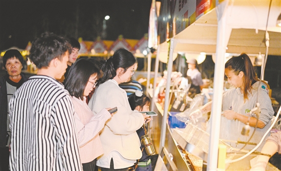 活動現(xiàn)場的特色攤位十分熱鬧。