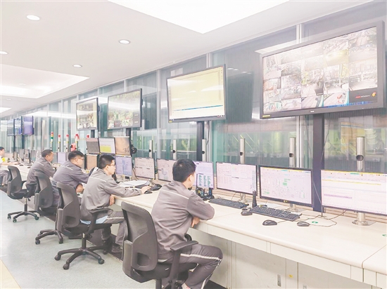 亞太森博的數(shù)字化生產(chǎn)車間里，工作人員通過電腦了解核心生產(chǎn)數(shù)據(jù)。