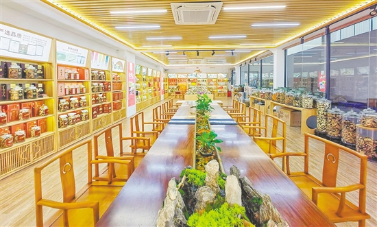 天馬村探索“陳皮+文旅”模式，引入廣東嶺南大健康生態(tài)科技集團(tuán)等重點(diǎn)企業(yè)，促進(jìn)產(chǎn)業(yè)融合。