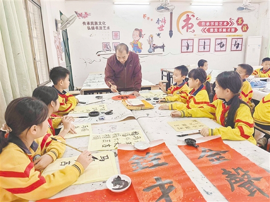 大澤呂金銓學(xué)校常態(tài)化開展書畫課堂活動(dòng)，傳承優(yōu)秀傳統(tǒng)文化。