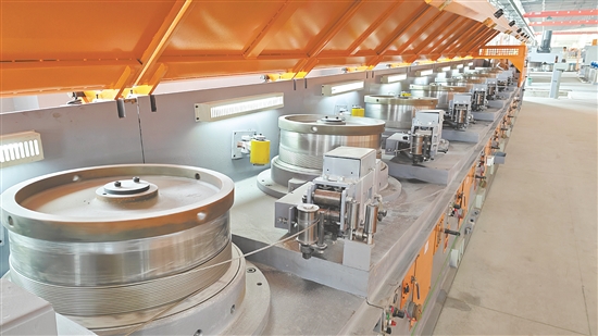 全會強調(diào)，大力推進(jìn)新型工業(yè)化，把發(fā)展經(jīng)濟的著力點放在實體經(jīng)濟上，因地制宜發(fā)展新質(zhì)生產(chǎn)力。