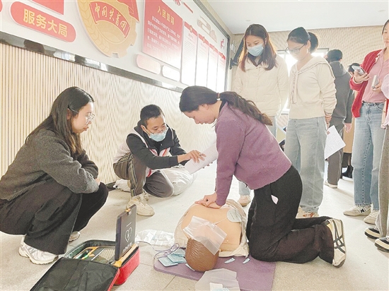 培訓(xùn)中，教職工在模擬人教具上反復(fù)實(shí)操演練，師資團(tuán)隊(duì)手把手現(xiàn)場(chǎng)指導(dǎo)。