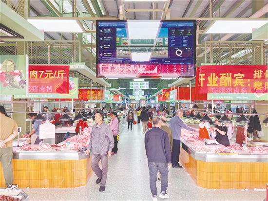 汶村中心市場(chǎng)內(nèi)干凈整潔，分區(qū)明確，引入智慧系統(tǒng)，讓消費(fèi)安全看得見(jiàn)。