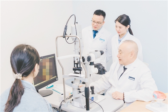 王立在診治患者的同時(shí)不忘言傳身教。