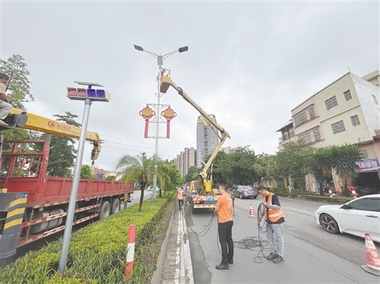 平安財險江門中心支公司開展“平安紅綠燈”道路安全風險減量公益行動。
