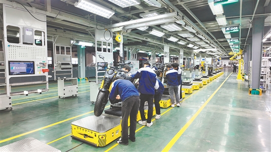 在珠峰摩托生產(chǎn)車間里，工人們正在進(jìn)行整車組裝與檢測，一派熱火朝天的景象。