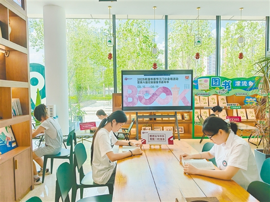 多元聯(lián)動的社會參與模式，為書香氛圍注入持久動力。圖為在“楓子和茶”店內(nèi)舉辦的“一本在鶴山漂流的書”活動。