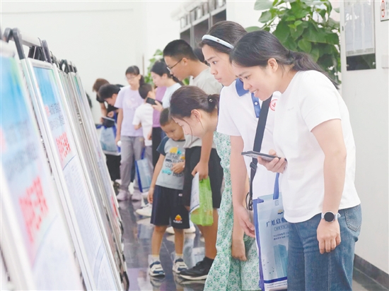 鶴山舉辦首屆“任溶溶作文獎”現(xiàn)場作文大賽作品展覽。