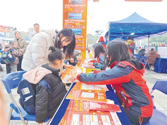 現(xiàn)場(chǎng)，不少家長圍在展示攤位前咨詢，對(duì)沉浸式研學(xué)模式充滿興趣。