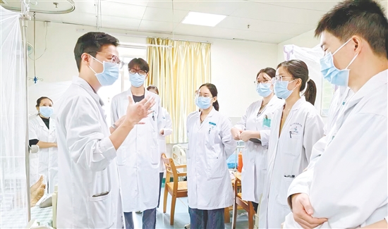 黃任鋒（左前一）對學(xué)生講解藥方使用。