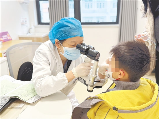 醫(yī)生在為患兒做檢查。兒童健康大樓的設(shè)計(jì)理念是“以患兒為中心”。