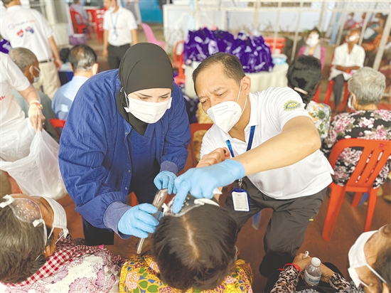 趙春陽（右）參加義診。