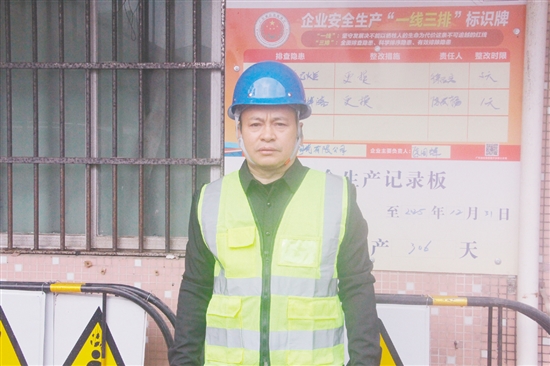 孫全利，恩平市翔鷹陶瓷有限公司安全員。從業(yè)26年，主導(dǎo)修訂安全制度50多項(xiàng)，推行“網(wǎng)格化”責(zé)任管理。累計(jì)排查整改隱患30余項(xiàng)，實(shí)現(xiàn)公司連續(xù)15年安全生產(chǎn)零事故。組織安全培訓(xùn)30余場(chǎng)覆蓋800余人次，開展應(yīng)急演練20余次。獲評(píng)恩平市安全生產(chǎn)工作先進(jìn)個(gè)人、橫陂鎮(zhèn)優(yōu)秀共產(chǎn)黨員。