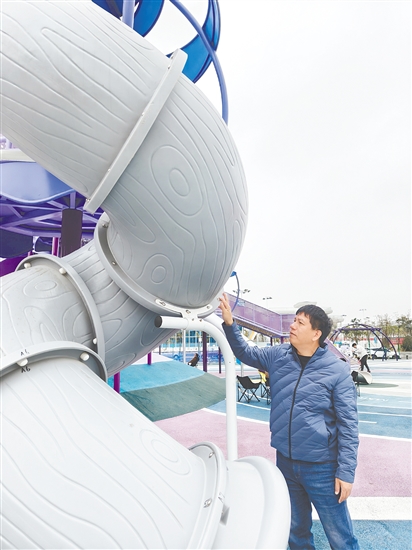 黃慕文，恩平市體育物業(yè)管理有限公司董事、經(jīng)理。曾參與鎮(zhèn)海灣供水工程，7天限期內(nèi)完成關(guān)鍵跨渠施工，解決復(fù)雜地質(zhì)難題，保障項(xiàng)目推進(jìn)。負(fù)責(zé)體育場(chǎng)館建設(shè)期間，建立三級(jí)維保機(jī)制，設(shè)備故障率下降83%；上線預(yù)約場(chǎng)館微信小程序，注冊(cè)用戶超1800人，場(chǎng)地使用率從65%提至82%；成功保障全國青少年無人機(jī)大賽省賽等大型活動(dòng)。