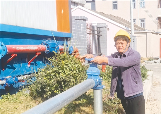 鄭偉庭，恩平市供水有限公司鄉(xiāng)鎮(zhèn)供水課副課長(zhǎng)。2024年帶領(lǐng)團(tuán)隊(duì)完成自來水銷售1200多萬立方米，完成管網(wǎng)改造、500多戶散戶通水及4條自然村管網(wǎng)升級(jí)等項(xiàng)目，切實(shí)改善鄉(xiāng)鎮(zhèn)用水條件，有效破解部分區(qū)域“用水難”問題。加強(qiáng)管網(wǎng)巡檢與維護(hù)，建立報(bào)漏快速響應(yīng)機(jī)制，做到接報(bào)即修，搶修完成率100%。