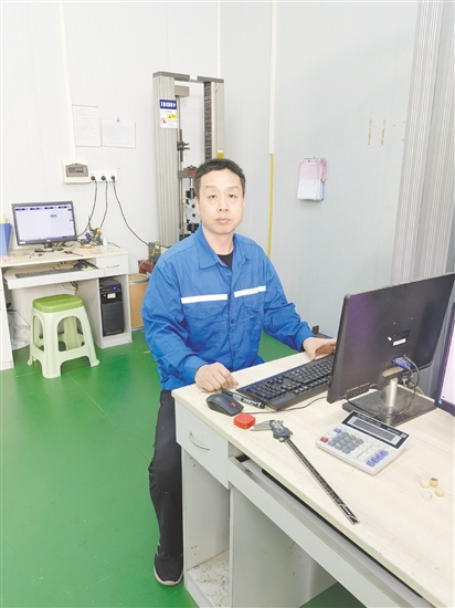 張欣釗，廣東元星工業(yè)新材料有限公司副總經(jīng)理、開發(fā)中心技術(shù)總監(jiān)。其主持研發(fā)的“阻燃抗菌高強(qiáng)度新型環(huán)保復(fù)合板材”獲江門市“科技杯”二等獎(jiǎng)等多項(xiàng)獎(jiǎng)勵(lì)，產(chǎn)品銷售額超4.3億元、納稅約4590萬元。項(xiàng)目帶動(dòng)上下游產(chǎn)業(yè)提供近100個(gè)就業(yè)崗位，每年可節(jié)約4500公頃人工林。獲3項(xiàng)國家發(fā)明專利，參與起草國家標(biāo)準(zhǔn)。