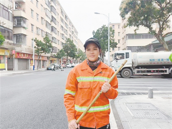 羅葵伶，江門市僑盈城市環(huán)境管理有限公司環(huán)衛(wèi)工人。在臺(tái)風(fēng)“韋帕”“樺加沙”期間，創(chuàng)新使用防堵網(wǎng)籃清理排水口，縮短清淤時(shí)間4小時(shí)；在滅蚊工作中背負(fù)10公斤重噴霧器完成超10萬平方米消殺；累計(jì)清掃路面超5000公里。清掃工作中曾拾獲2000元現(xiàn)金、社保卡等，主動(dòng)通過社區(qū)協(xié)助找回失主。獲評(píng)該公司2023年垃圾分類一等獎(jiǎng)、2025年先進(jìn)工作者。