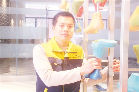 袁德雄，廣東百卓鞋業(yè)有限公司工程經(jīng)理。主導(dǎo)23項(xiàng)技改，其“五步調(diào)試法”使設(shè)備換型時(shí)間從1小時(shí)縮至15分鐘，年節(jié)電2.4萬千瓦時(shí)。培養(yǎng)7名骨干（5人成項(xiàng)目負(fù)責(zé)人），編制6套標(biāo)準(zhǔn)文件。疫情期間堅(jiān)守180天，搶修保住200萬元訂單。客戶滿意度連續(xù)18個(gè)月達(dá)100%，公司年增收入超50萬元。