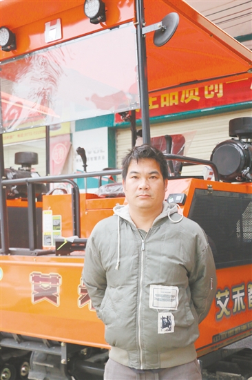 鄺偉洪，恩平穗禾農(nóng)業(yè)有限責(zé)任公司負(fù)責(zé)人。創(chuàng)新土地托管“紅管家”模式，服務(wù)面積1333.33公頃（2萬畝），年?duì)I收約300萬元。盤活46.67公頃（700畝）撂荒地，提供百余個(gè)崗位，工人日收入從100元提至150元。獲省“弘科杯”農(nóng)機(jī)技能比賽三等獎(jiǎng)，兩次被評(píng)為良西鎮(zhèn)優(yōu)秀共產(chǎn)黨員，獲評(píng)恩平市“最美農(nóng)民”。