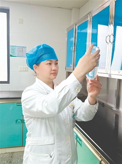 李小玉，恩平市人民醫(yī)院感染性疾病科護(hù)士長(zhǎng)。2020年援鄂期間在荊州重癥監(jiān)護(hù)室護(hù)理重癥患者。2025年基孔肯雅熱疫情防控期間負(fù)責(zé)隔離病區(qū)，護(hù)理患者70余人，實(shí)現(xiàn)“零院感、零差錯(cuò)、零投訴”。獲評(píng)江門市抗疫先進(jìn)個(gè)人，恩平市道德模范和“最美勞動(dòng)者”“最美黨員志愿者”“共產(chǎn)黨員先鋒”等。