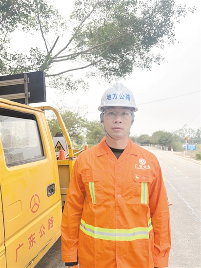 王龍吉，恩平市地方公路服務(wù)中心職員。退役后一直扎根公路養(yǎng)護(hù)事業(yè)，堅(jiān)守公路搶險(xiǎn)一線。在2018年臺(tái)風(fēng)“山竹”防御中，帶隊(duì)清理倒伏樹木50余棵、修復(fù)路面3處、排除隱患20余處，獲得江門市搶險(xiǎn)救災(zāi)先進(jìn)個(gè)人嘉獎(jiǎng)。在臺(tái)風(fēng)“塔巴”“韋帕”等防御中，持續(xù)沖鋒在前，帶隊(duì)保障那吉鎮(zhèn)、橫陂鎮(zhèn)等路段的暢通。獲評(píng)單位優(yōu)秀工作者、優(yōu)秀共產(chǎn)黨員。