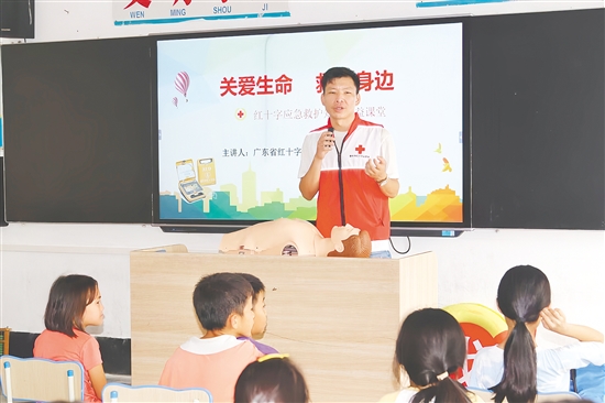 李小劍，恩平市紅十字會(huì)雇員。作為應(yīng)急救護(hù)培訓(xùn)師，創(chuàng)新“理論+實(shí)操+情景”三維教學(xué)法，極大提升培訓(xùn)效果，打通應(yīng)急救護(hù)普及“最后一公里”，用最“接地氣”的方式讓救護(hù)知識(shí)深入人心。9年累計(jì)開展培訓(xùn)超600場(chǎng)，覆蓋超10萬人次。在基孔肯雅熱疫情防控中表現(xiàn)突出，獲恩平市委組織部通報(bào)表揚(yáng)。被評(píng)為恩平市“共產(chǎn)黨員先鋒”。