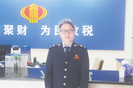 陳堅(jiān)許，國家稅務(wù)總局恩平市稅務(wù)局大槐稅務(wù)分局局長(zhǎng)。任園區(qū)征收組長(zhǎng)期間，推動(dòng)稅收連年超額逾10%。精準(zhǔn)對(duì)接大槐鎮(zhèn)土地交易信息，強(qiáng)化稅源跟進(jìn)。助力廣東道氏公司糾正申報(bào)并成功上市，為電聲企業(yè)協(xié)調(diào)“銀稅互動(dòng)”貸款超6000萬元。獲評(píng)江門市“最美僑都稅務(wù)人”，恩平市道德模范、“最美勞動(dòng)者”等。