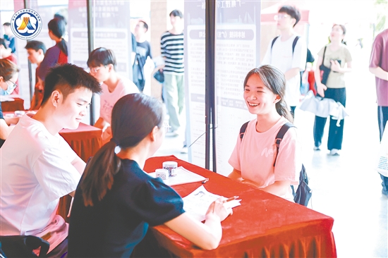 恩平市人社局組織企業(yè)赴高校招聘。