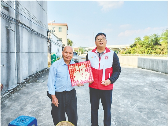 為老兵送上新春祝福。