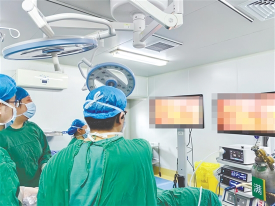 醫(yī)生為患者進(jìn)行手術(shù)。