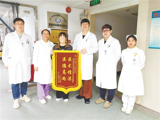 患者痊愈后贈(zèng)送錦旗。