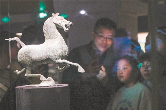 圖為當天，在甘肅省博物館二樓絲綢之路文明展廳，觀眾觀看銅奔馬（復制品）。