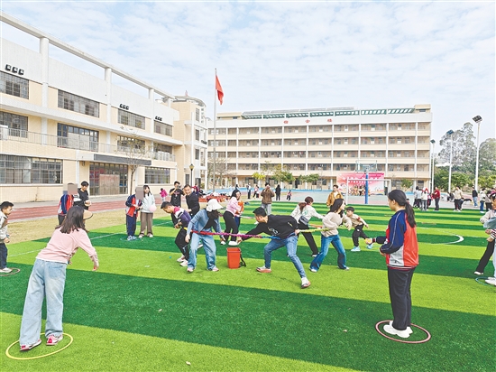 親子趣味運(yùn)動(dòng)會(huì)氣氛熱烈。